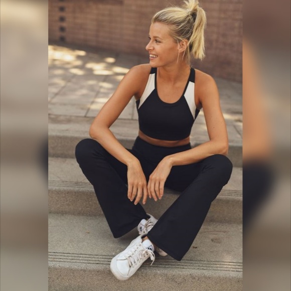 Essential Solid Flare Highwaist Leggings - Picture 7 of 8